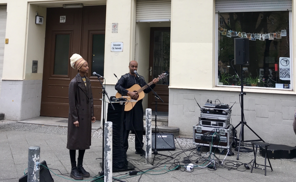 Musikalischer Beitrag von Sauti é Haala bei der Einweihung