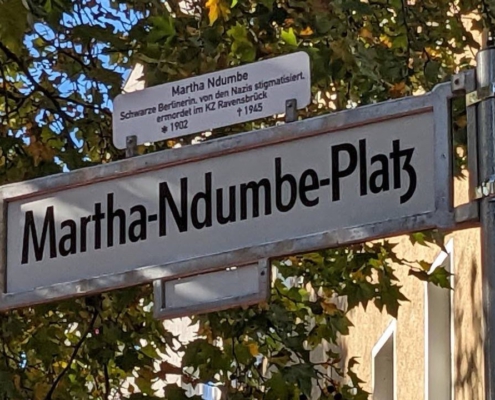 Nahaufnahme eines der neuen Straßenschilder rund um den Martha-Ndumbe-Platz