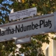 Nahaufnahme eines der neuen Straßenschilder rund um den Martha-Ndumbe-Platz