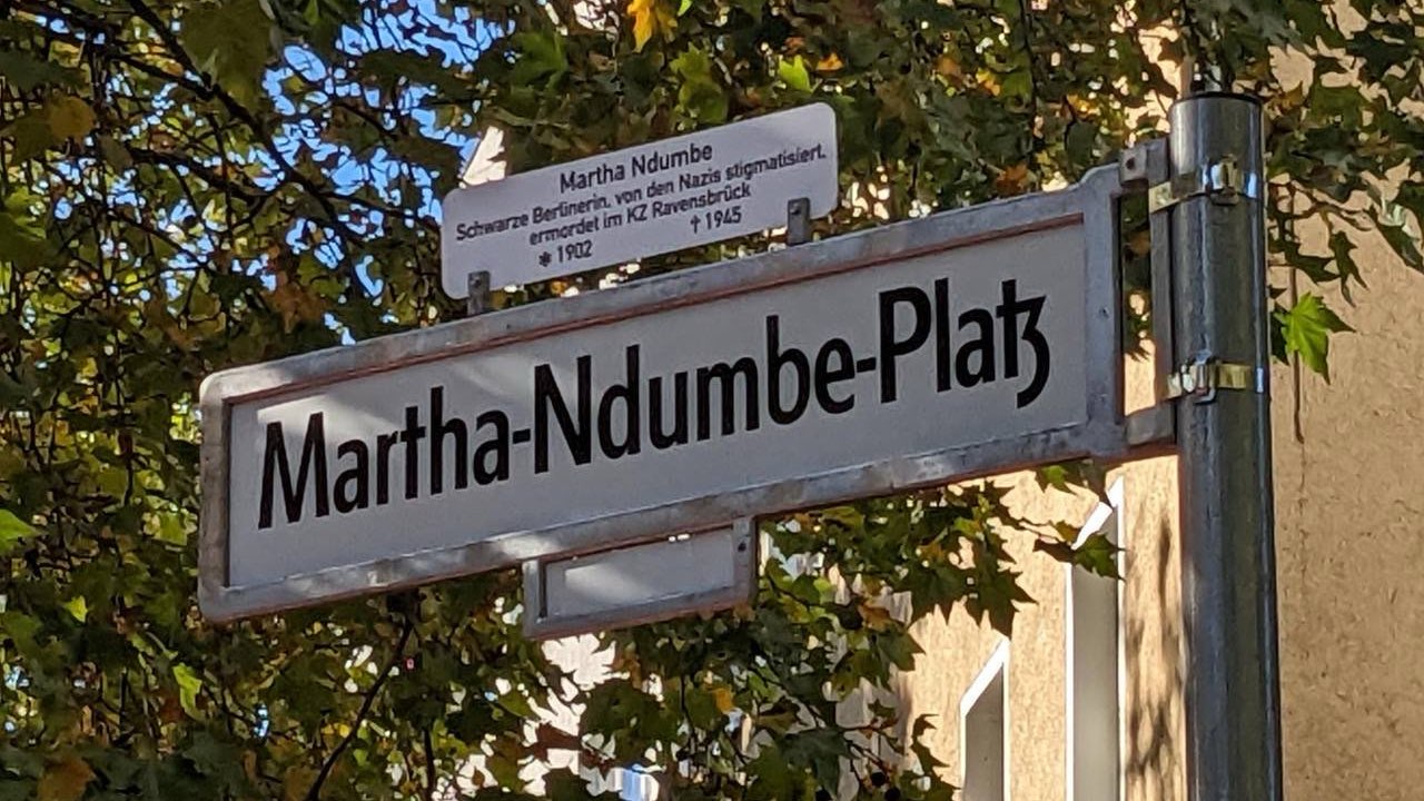 Nahaufnahme eines der neuen Straßenschilder rund um den Martha-Ndumbe-Platz
