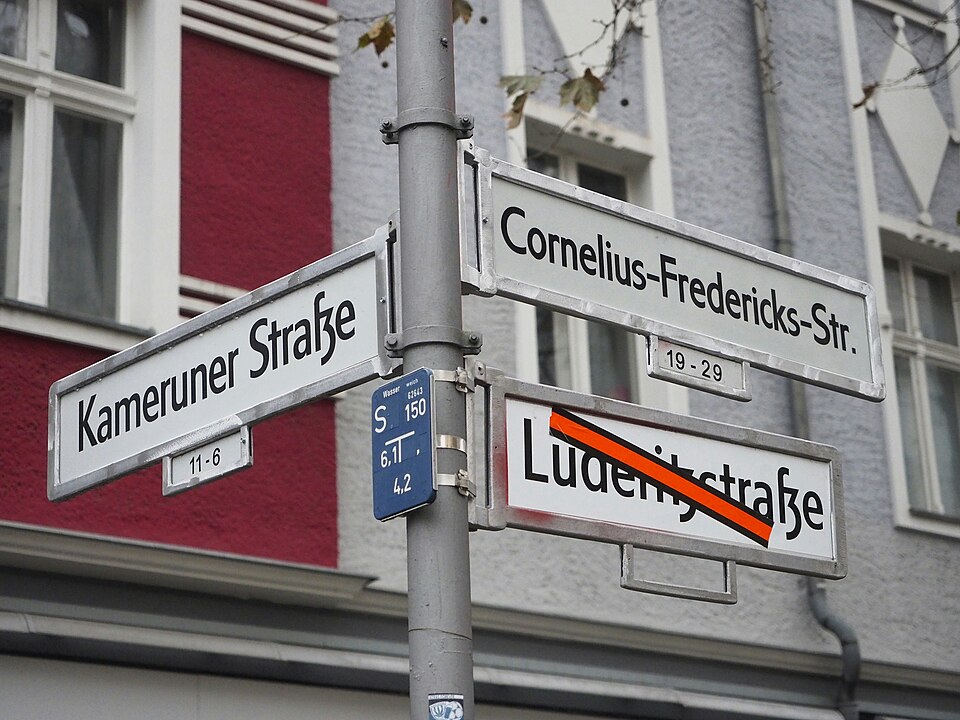 OLYMPUS DIGITAL CAMERA Straßenschilder Cornelius-Fredericks-Straße und Kameruner Straße im Berliner Wedding nach der Umbenennung 2022