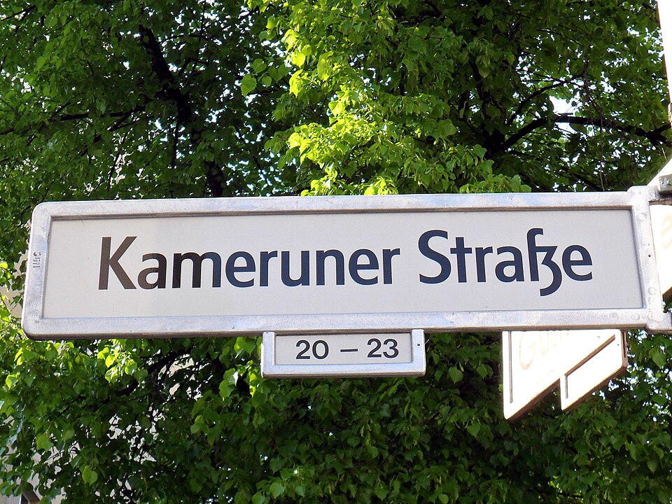 Strassenschild Kamerunerstr Berlin Straßenschild Kameruner Straße im sogenannten Afrikanischen Viertel in Berlin-Wedding